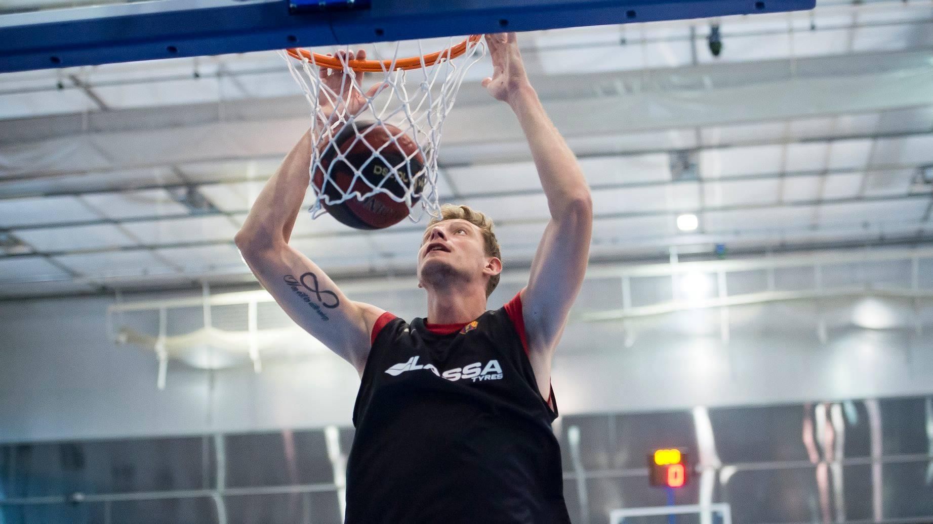 Українець Пустовий зіграв перший матч за "Барселону" у матчі Суперкубку Іспанії Українець Пустовий зіграв перший матч за "Барселону" у матчі Суперкубку Іспанії