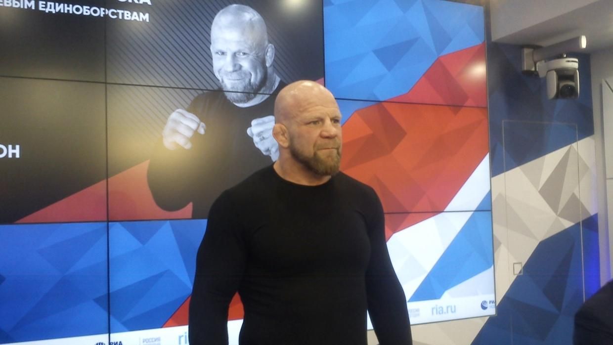 Новоспечений російський депутат Монсон ледь не задушив свого суперника у бою Новоспечений російський депутат Монсон ледь не задушив свого суперника у бою