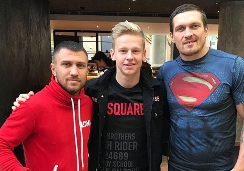 Усик и Ломаченко встретились с Зинченко в Манчестере: историческое фото Усик и Ломаченко встретились с Зинченко в Манчестере: историческое фото