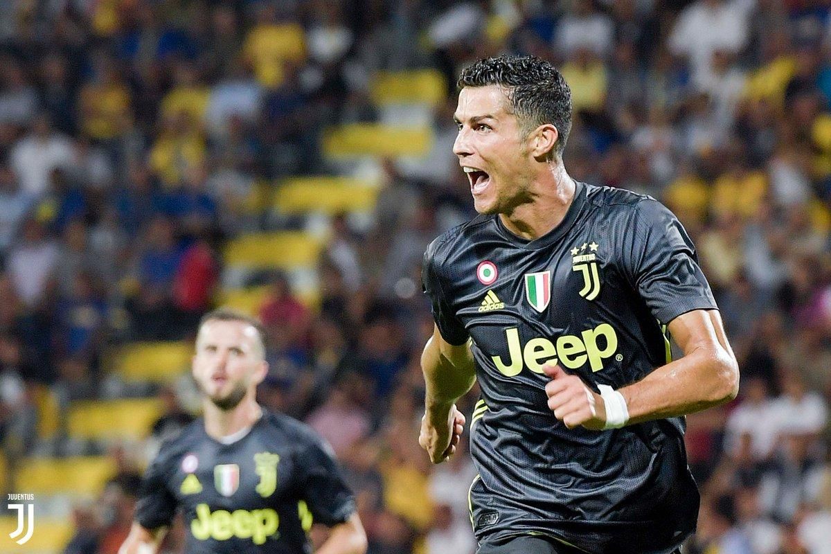 Кріштіану Роналду забив свій третій гол за "Ювентус"
Кріштіану Роналду забив свій третій гол за "Ювентус"