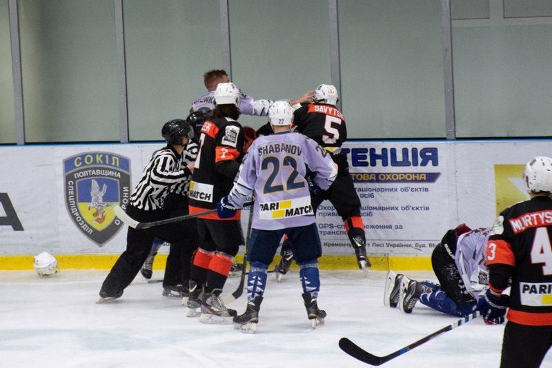 Українські хокеїсти влаштували криваву бійку під час матчу чемпіонату: відео