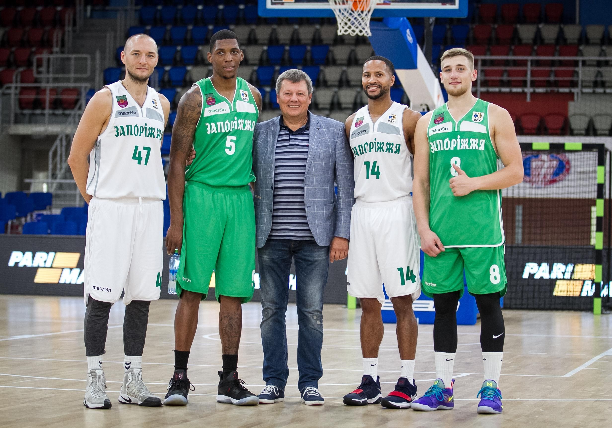 У Запоріжжі відкрили сезон великого баскетболу грою між вболівальниками та баскетболістами