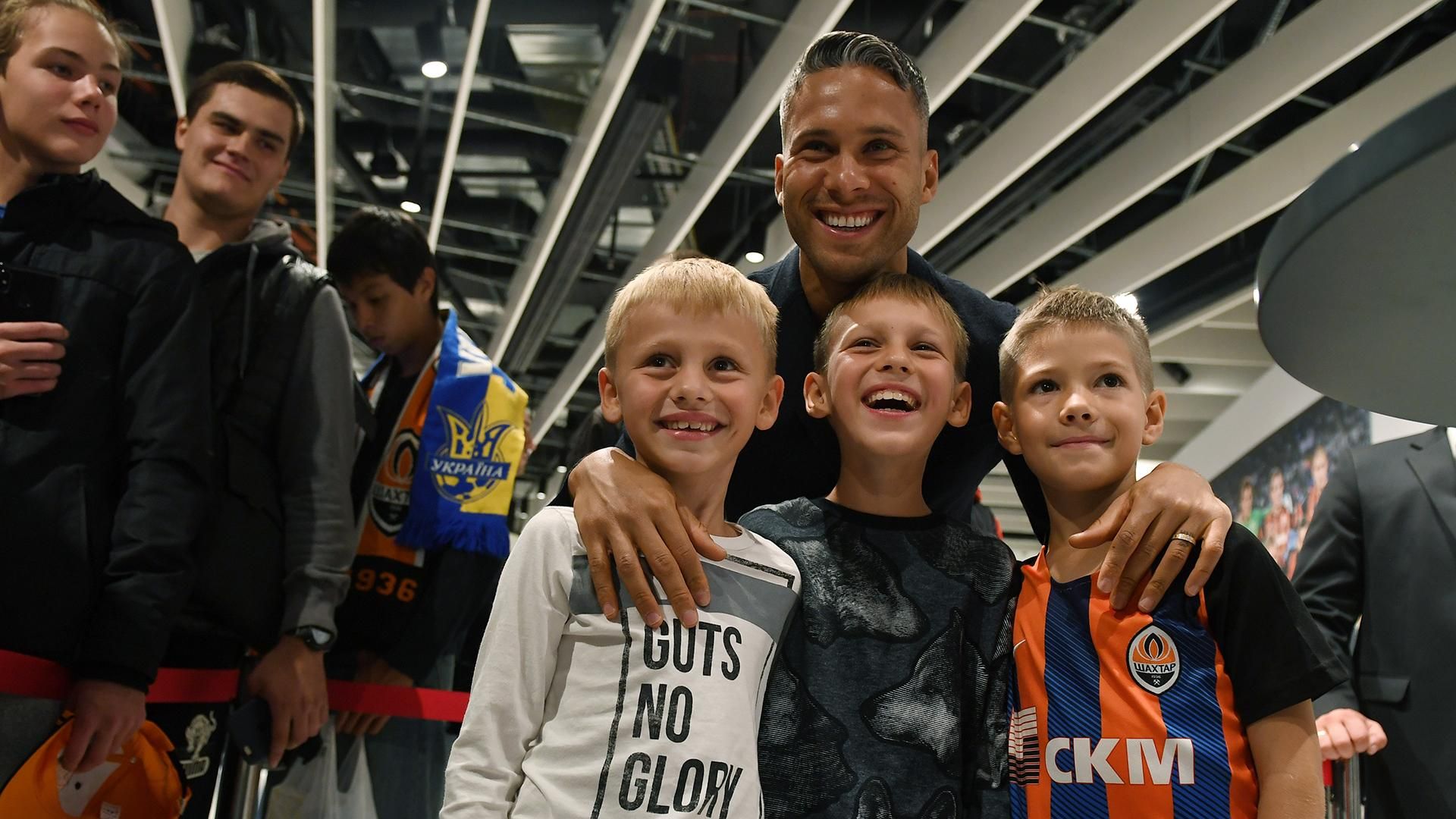 На автограф-сесію Марлоса прийшло понад 300 осіб: фото та відео На автограф-сесію Марлоса прийшло понад 300 осіб: фото та відео