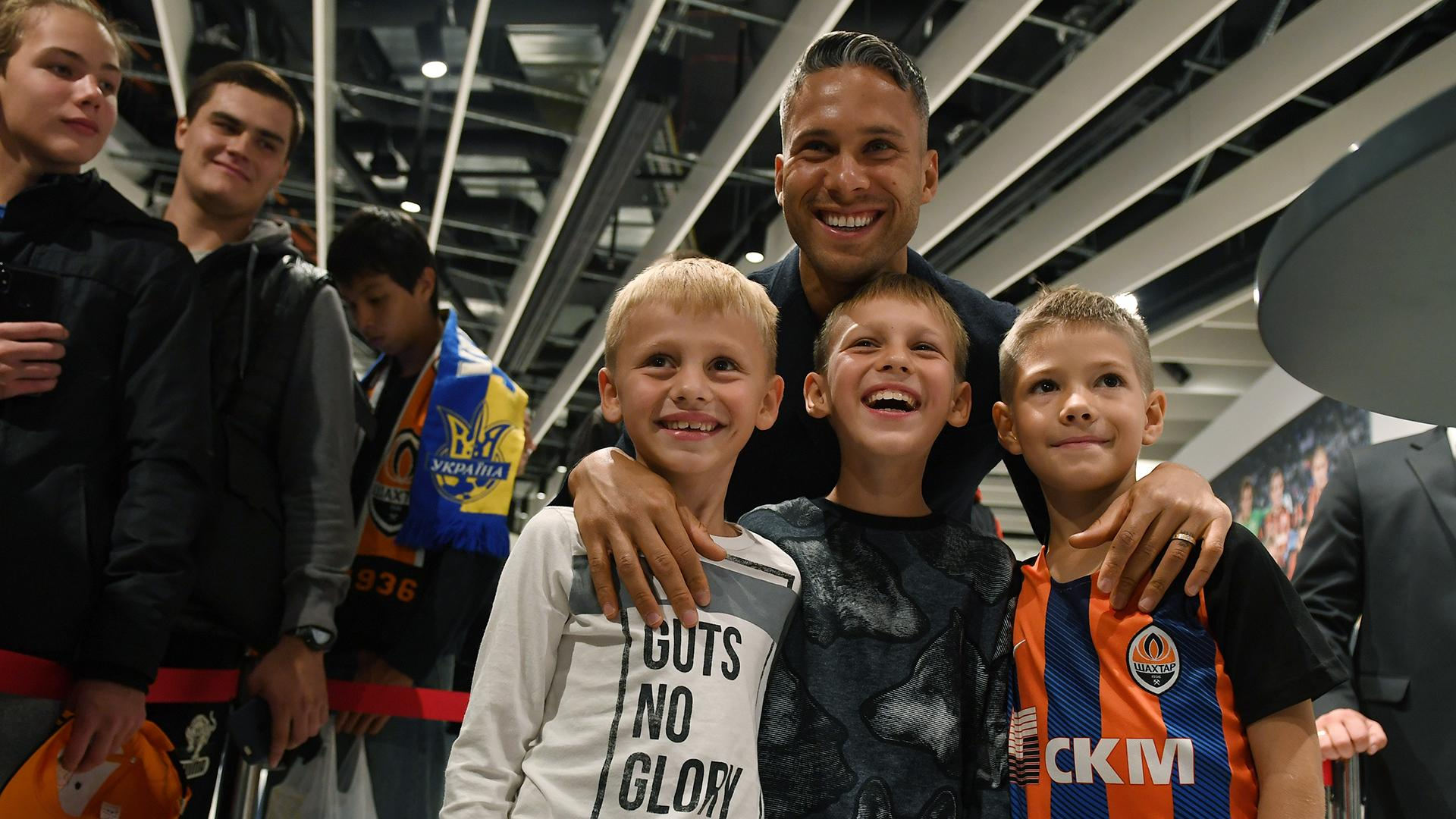 На автограф-сессию Марлоса пришло более 300 человек: фото и видео