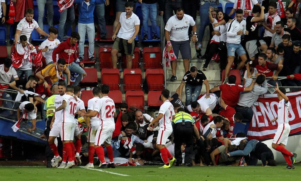 Під час матчу чемпіонату Іспанії обвалилася трибуна з вболівальниками, є постраждалі: фото