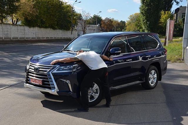 Усик похвалився новою шикарною автівкою: фото Усик похвалився новою шикарною автівкою: фото