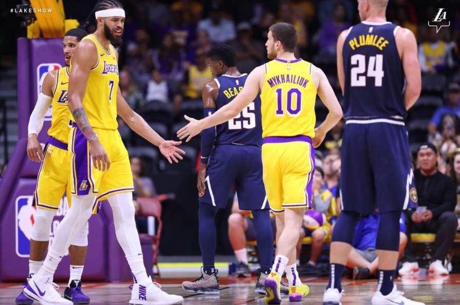 Українець Михайлюк разом з Леброном Джеймсом дебютував за "Лейкерс" у передсезонних матчах Українець Михайлюк разом з Леброном Джеймсом дебютував за "Лейкерс" у передсезонних матчах