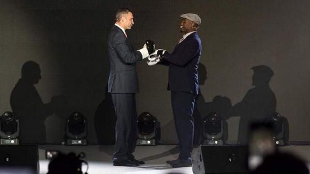 Віталій Кличко та Леннокс Льюіс вийшли один проти одного в боксерських рукавичках: фото Віталій Кличко та Леннокс Льюіс вийшли один проти одного в боксерських рукавичках: фото