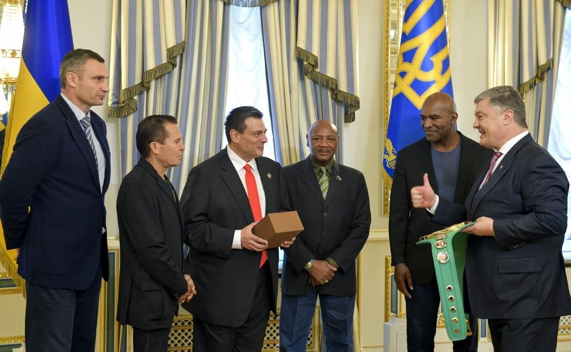 Порошенко получил в подарок пояс чемпиона WBC с его изображением Порошенко получил в подарок пояс чемпиона WBC с его изображением