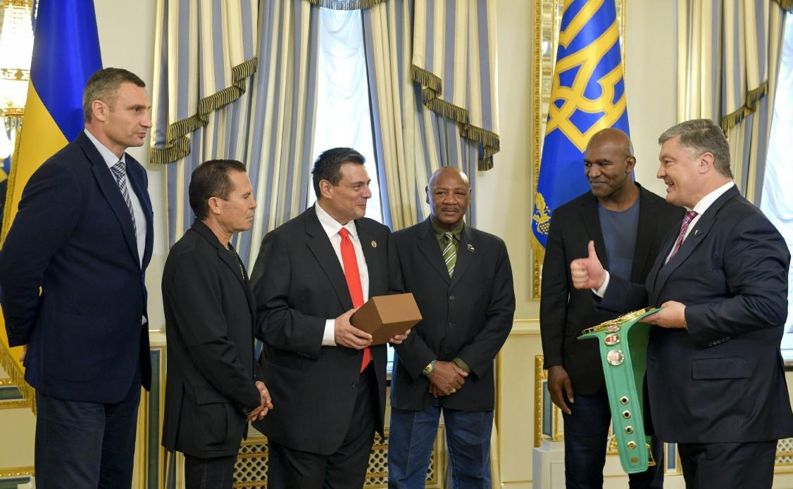 Порошенко получил в подарок пояс чемпиона WBC с его изображением