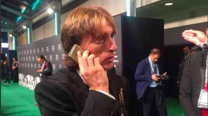 Кращий футболіст світу 2018 Лука Модріч помічений з iPhone SE