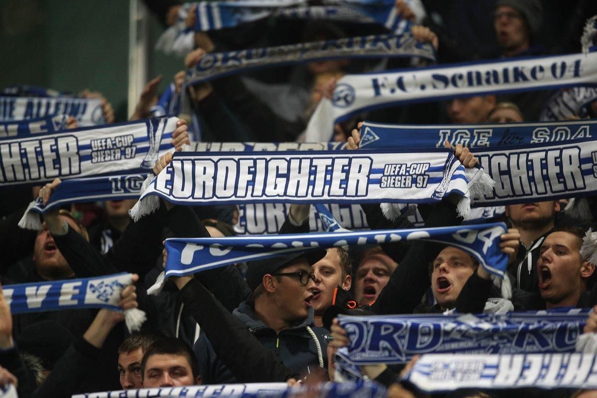 Як фанати "Шальке" святкували перемогу над "Локомотивом" разом з командою: відео Як фанати "Шальке" святкували перемогу над "Локомотивом" разом з командою: відео