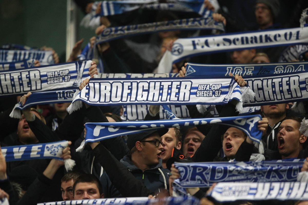 Как фанаты "Шальке" праздновали победу над "Локомотивом" вместе с командой: видео