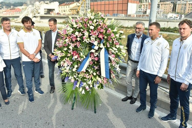 Тренерський штаб збірної України вшанував пам'ять загиблих від обвалу мосту в Генуї: відео