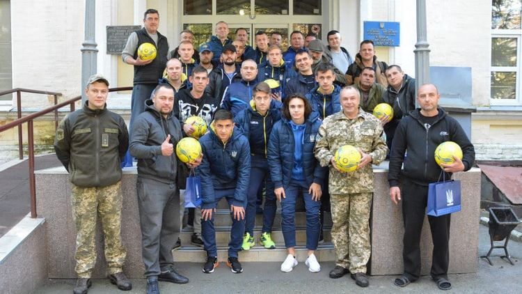 Украинские футболисты посетили раненых военных в госпитале: фото