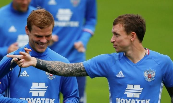 Російським футболістам, які побили чиновників, загрожує до п'яти років ув'язнення: відео допиту Російським футболістам, які побили чиновників, загрожує до п'яти років ув'язнення: відео допиту