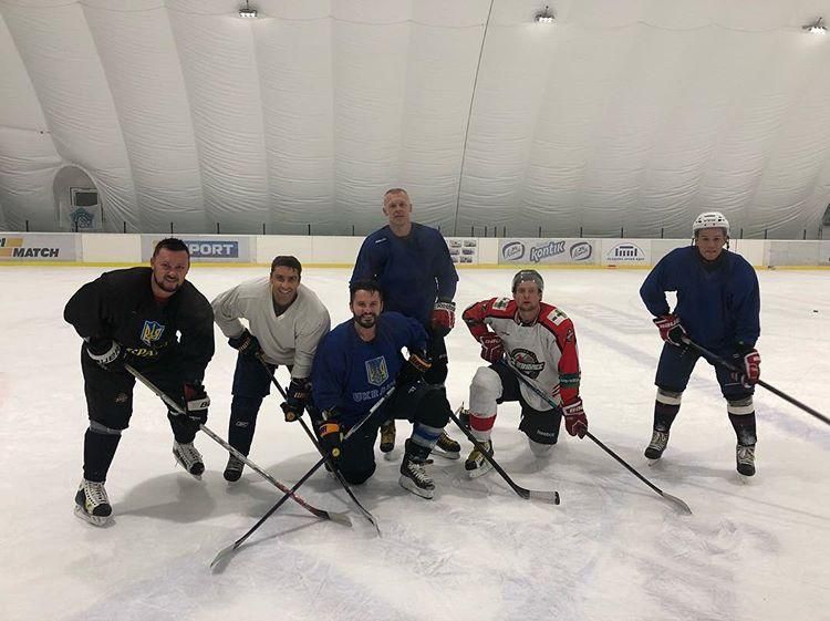 Нападающий сборной Украины по футболу поиграл в хоккей Нападающий сборной Украины по футболу поиграл в хоккей