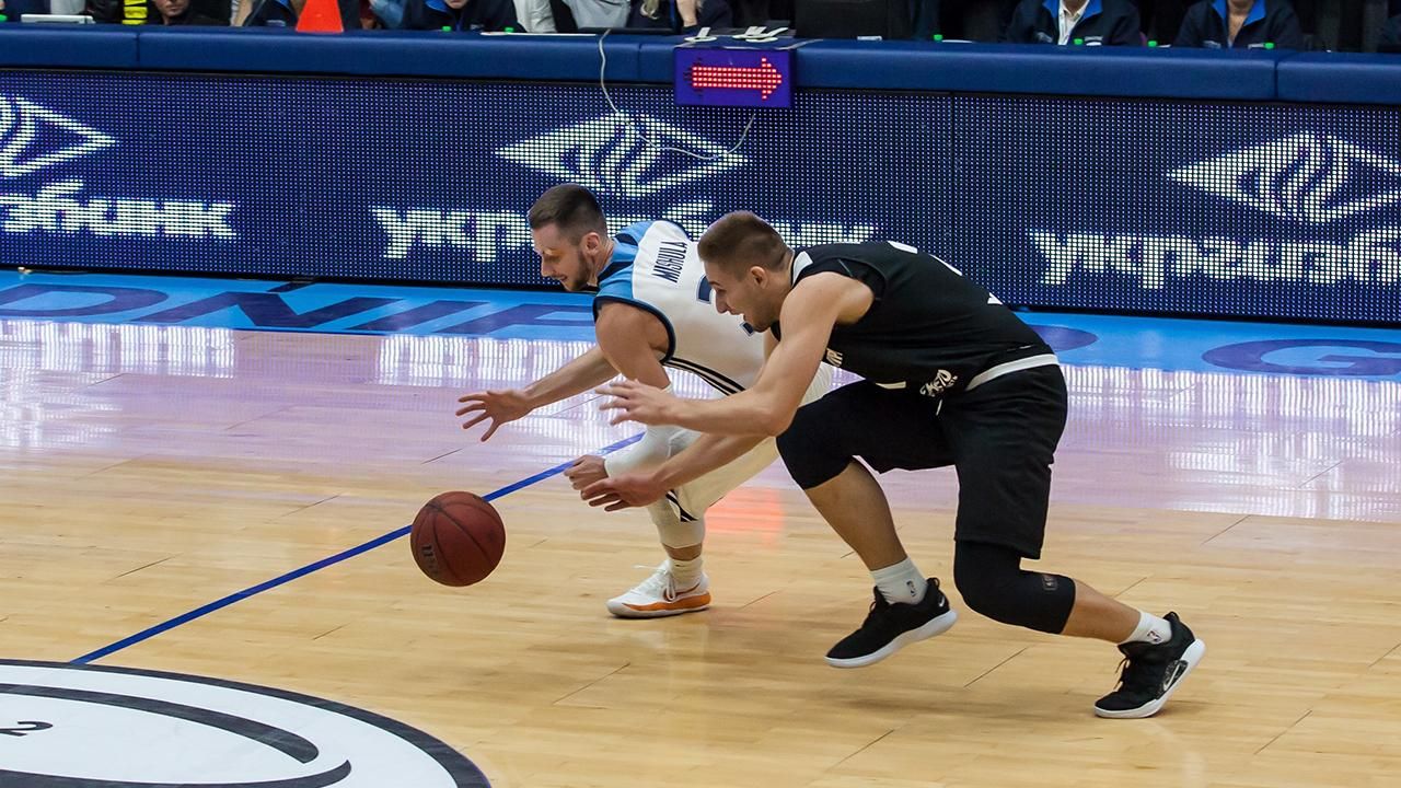 Двоє українських баскетболістів можуть продовжити кар'єру в США