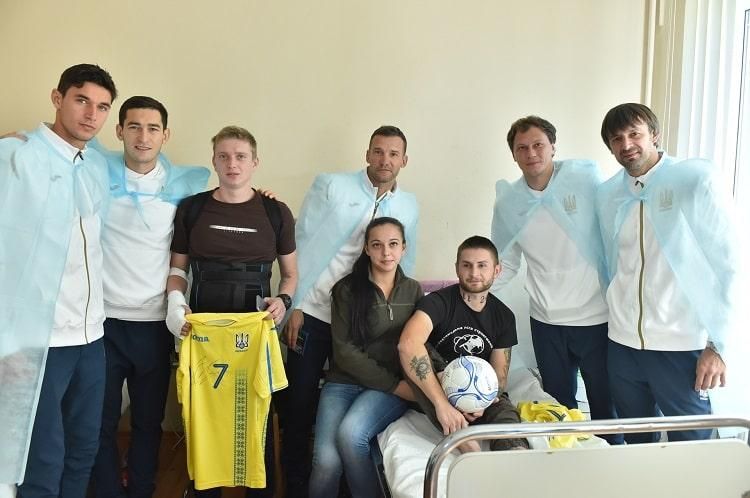 Як Шевченко з гравцями збірної України відвідали військових у шпиталі: фото