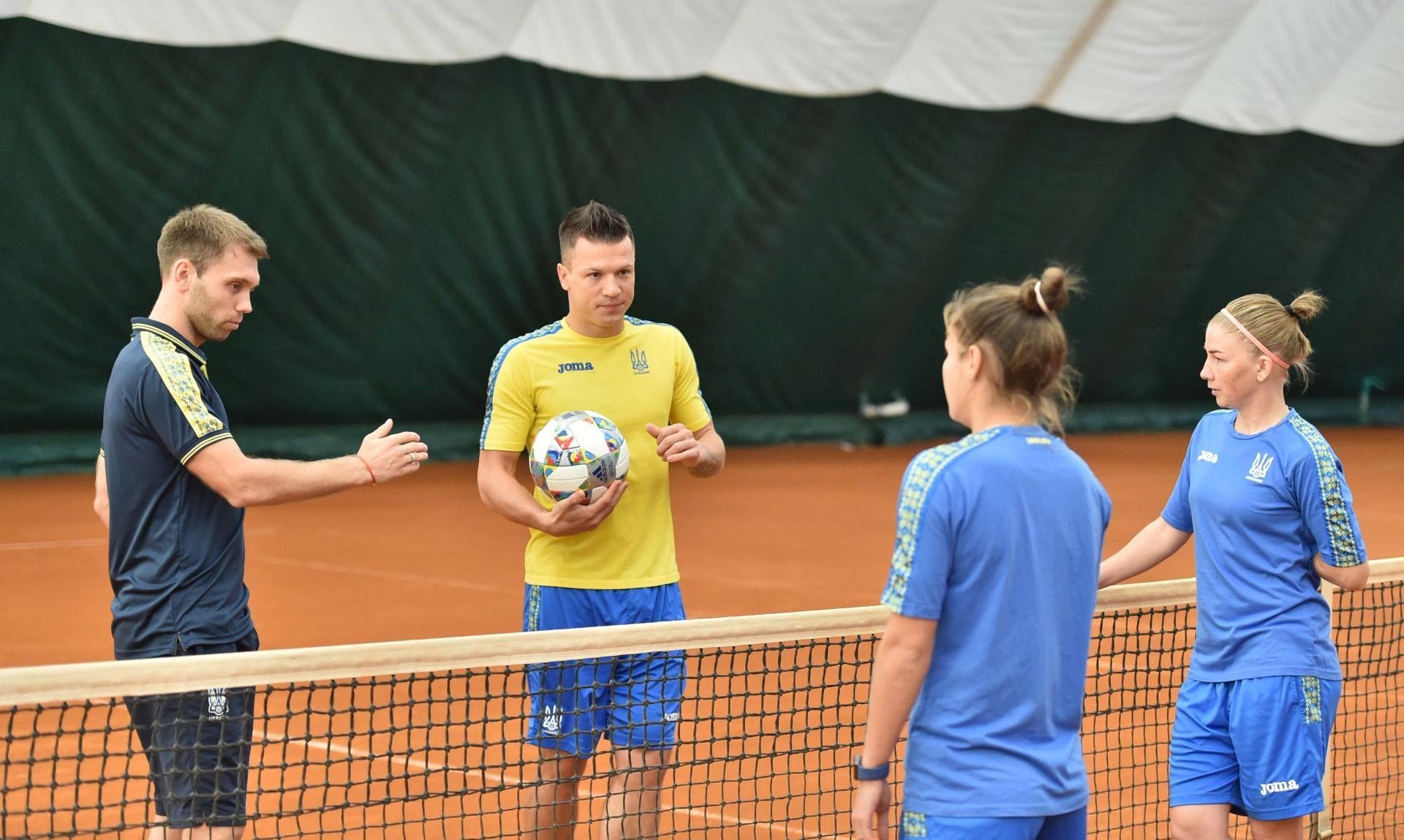 Як гравці жіночої та чоловічої збірної України зіграли разом у тенісбол та текбол: кумедні фото