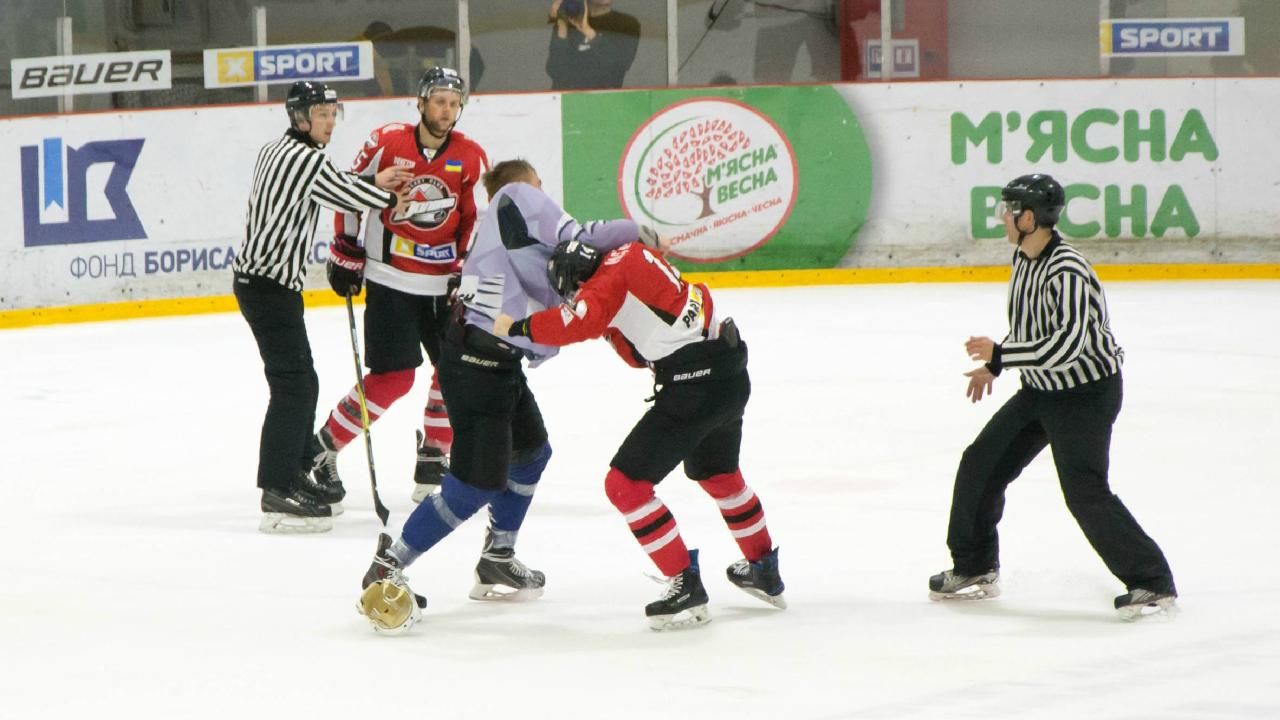 Як українські хокеїсти влаштували бійку під час матчу УХЛ: відео