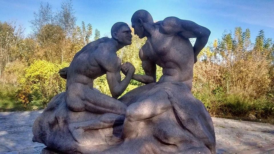 Голых Кличко увековечили в неоднозначной скульптуре: фото