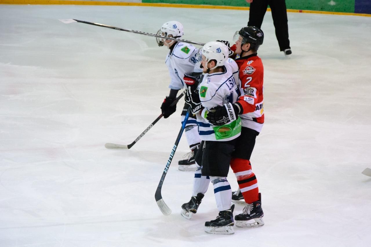 Украинские хоккеисты устроили драку прямо посреди матча: видео Украинские хоккеисты устроили драку прямо посреди матча: видео