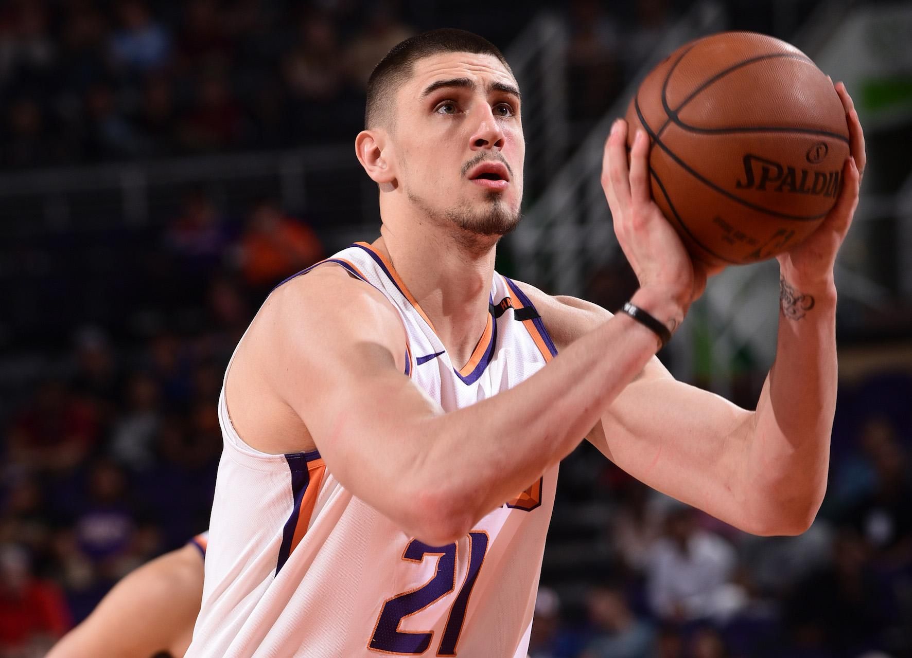 Украинец Лень травмировал локоть в матче чемпионата НБА Украинец Лень травмировал локоть в матче чемпионата НБА