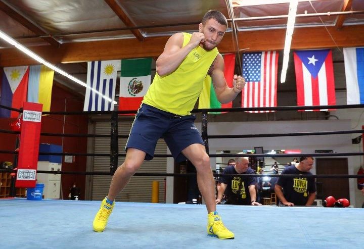 Ломаченко провів відкрите тренування перед першим об'єднавчим боєм в кар'єрі: фото та відео Ломаченко провів відкрите тренування перед першим об'єднавчим боєм в кар'єрі: фото та відео