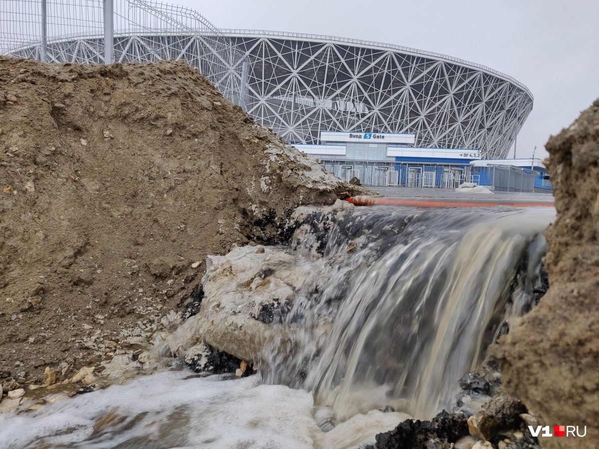 У Росії побудований за величезну суму стадіон розмило дощем: фото