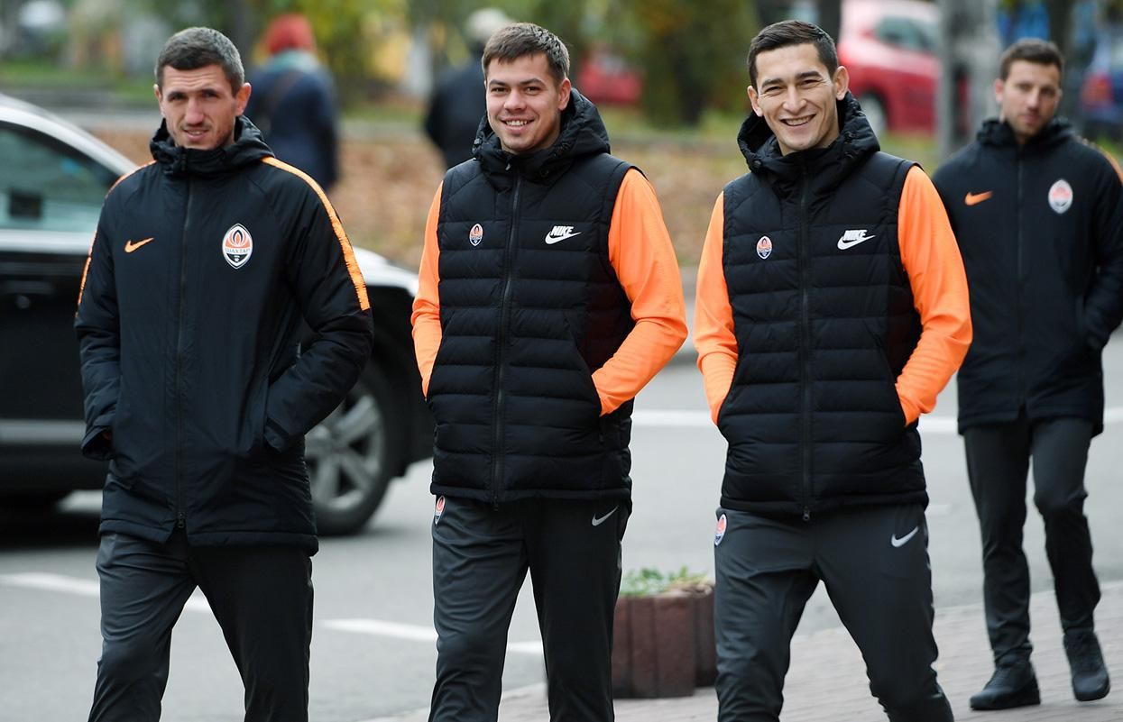 Футболисты "Шахтера" помогли толкать машину болельщику: видеофакт Футболисты "Шахтера" помогли толкать машину болельщику: видеофакт