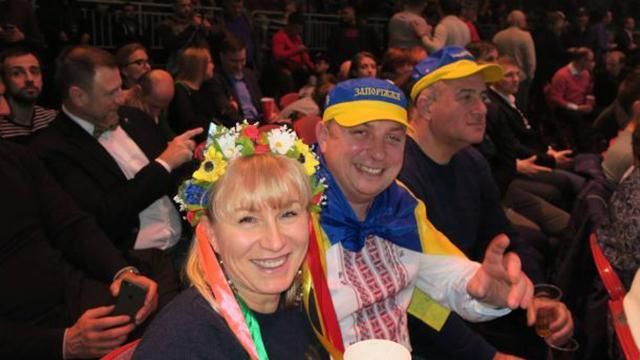 Понад 600 українців будуть підтримувати Усика на трибунах під час бою проти Белью Понад 600 українців будуть підтримувати Усика на трибунах під час бою проти Белью