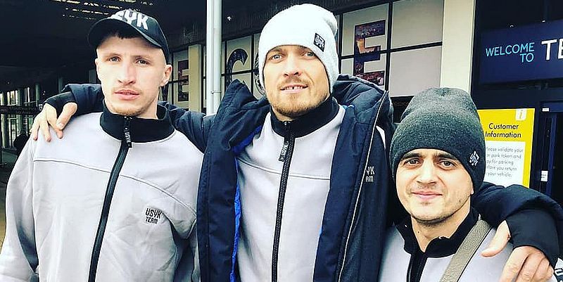 Усик прибыл в Великобританию на бой против Беллью: фото Усик прибыл в Великобританию на бой против Беллью: фото