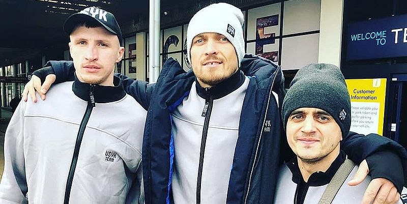 Усик прибыл в Великобританию на бой против Беллью: фото