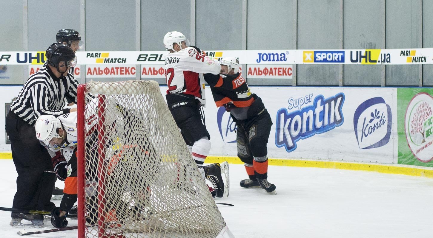 Двох українських хокеїстів дискваліфікували через бійку під час матчу: відео сутички