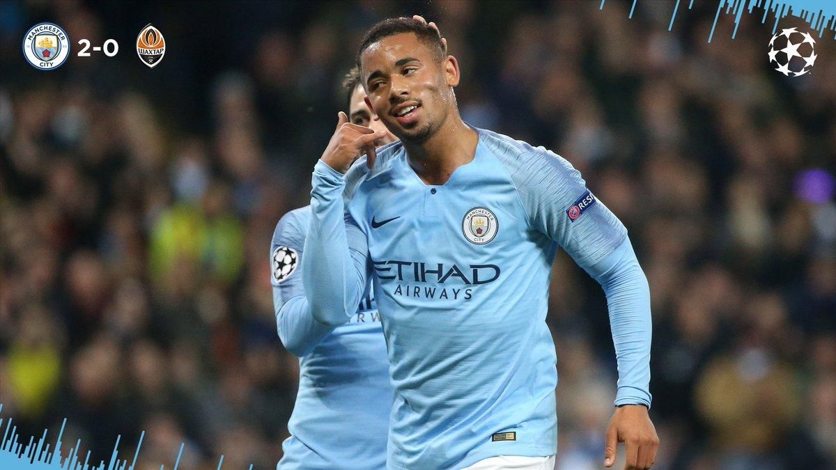 Відео курйозного падіння, після якого скандальний арбітр призначив пенальті у ворота "Шахтаря" Відео курйозного падіння, після якого скандальний арбітр призначив пенальті у ворота "Шахтаря"