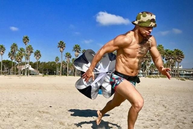 Ломаченко потренировался на побережье океана: фото Ломаченко потренировался на побережье океана: фото