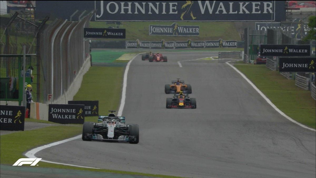 Формула-1: Ферстаппен из-за столкновения потерял победу на гран-при Бразилии, победил Хэмилтон