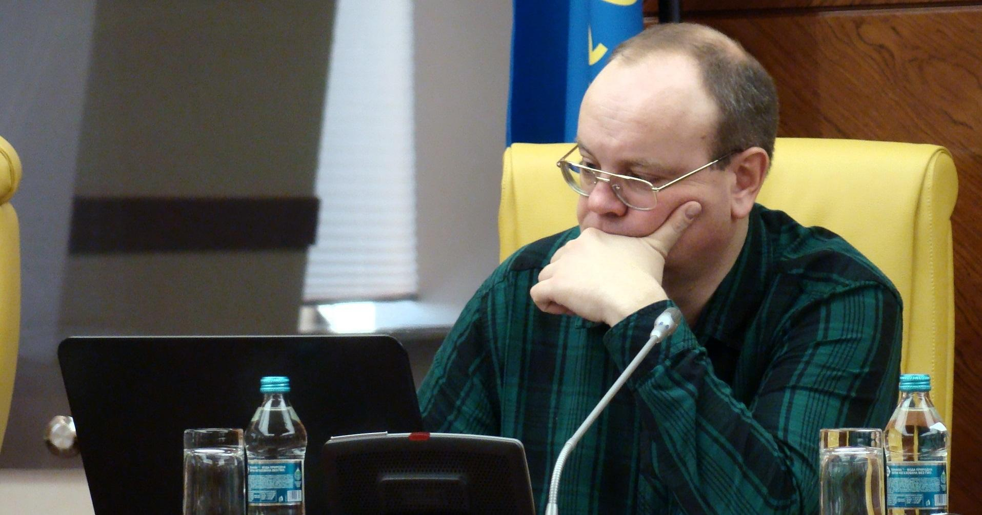 В Киеве неизвестные облили футбольного журналиста кефиром: в ФФУ отрицают свою причастность