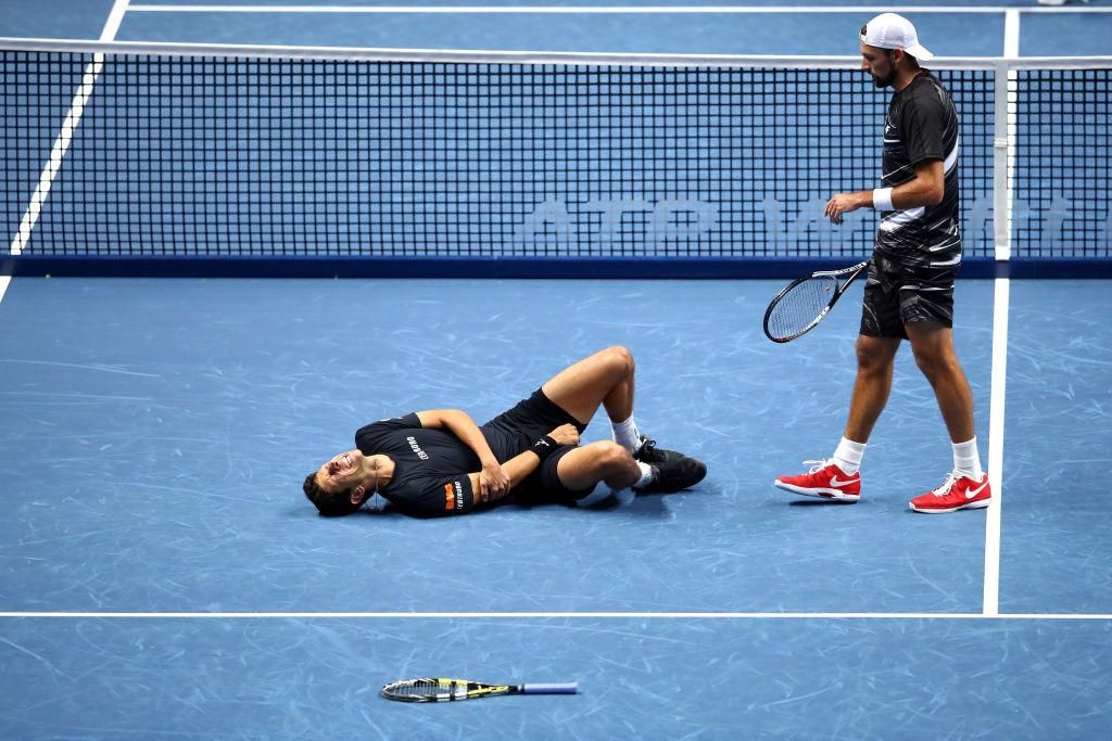 Мощный удар в руку свалил бразильского теннисиста на турнире в Лондоне: видео Мощный удар в руку свалил бразильского теннисиста на турнире в Лондоне: видео