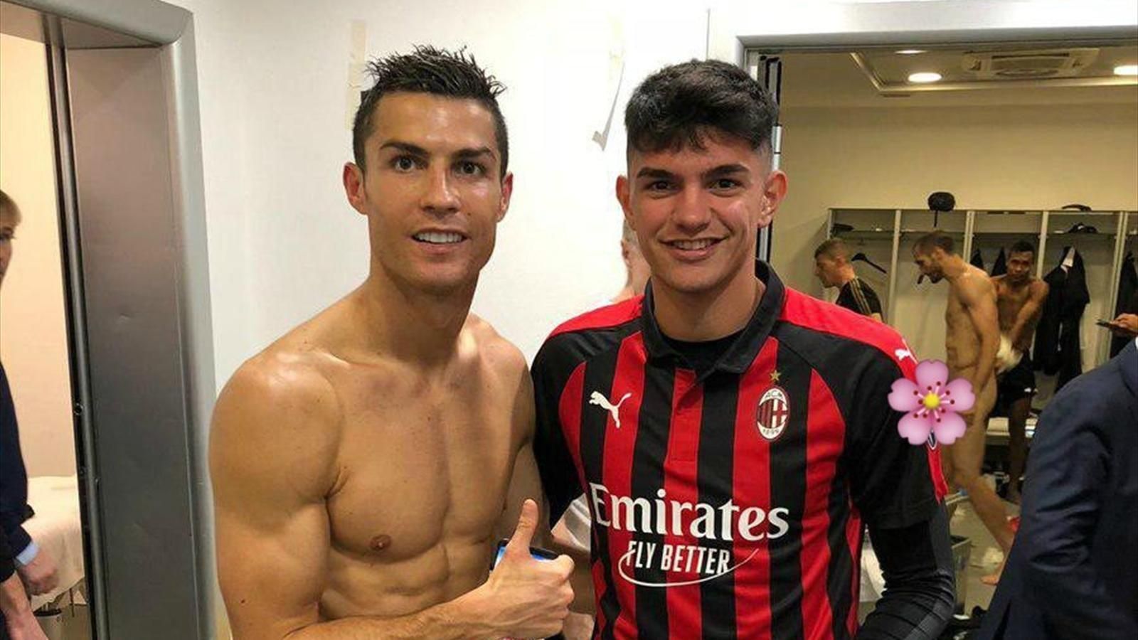 Игрок "Милана" засветил обнаженного футболиста "Ювентуса" на совместном фото с Роналду