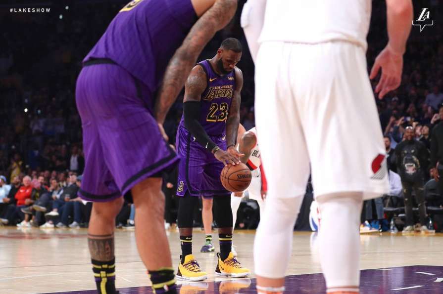 Потужна гра Леброна Джеймса принесла "Лейкерс" перемогу над "Портлендом", Михайлюк не зіграв Потужна гра Леброна Джеймса принесла "Лейкерс" перемогу над "Портлендом", Михайлюк не зіграв