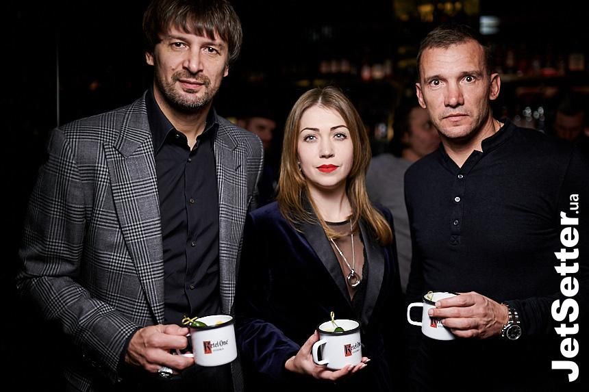 Шевченко та Шовковський перед матчем збірної завітали на відкриття пабу Кличка: фото Шевченко та Шовковський перед матчем збірної завітали на відкриття пабу Кличка: фото