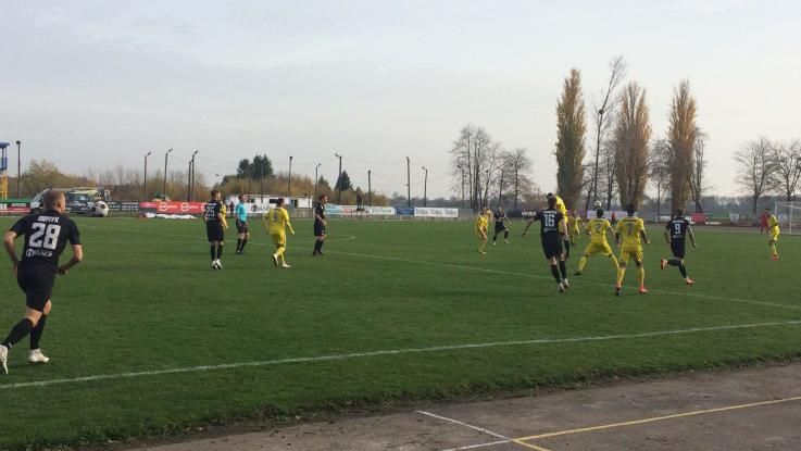 Украинский клуб наказали за драку болельщика с судьей Украинский клуб наказали за драку болельщика с судьей