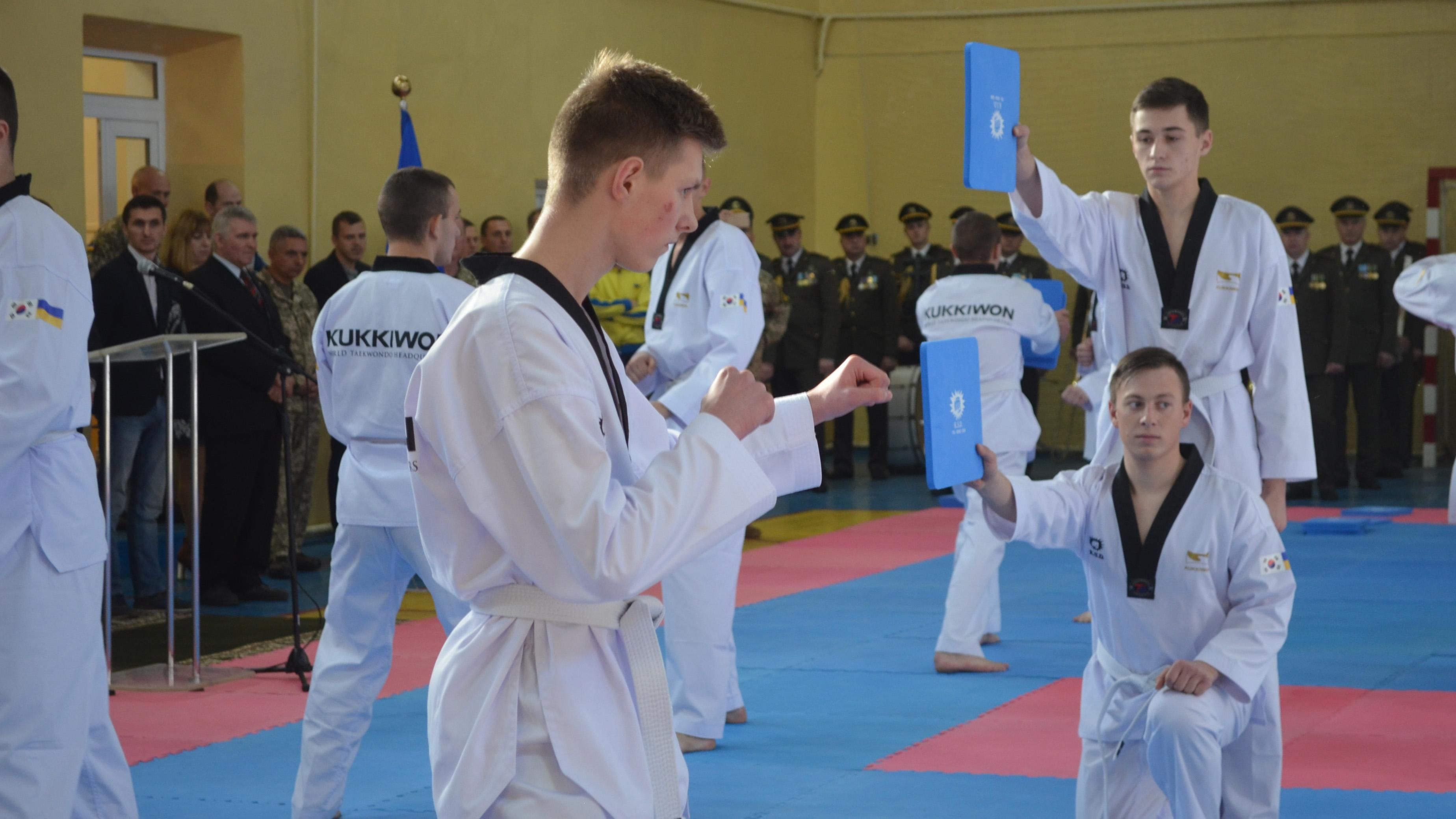 Курсанти у Житомирі освоїли незвичне бойове мистецтво: захопливі фото та відео