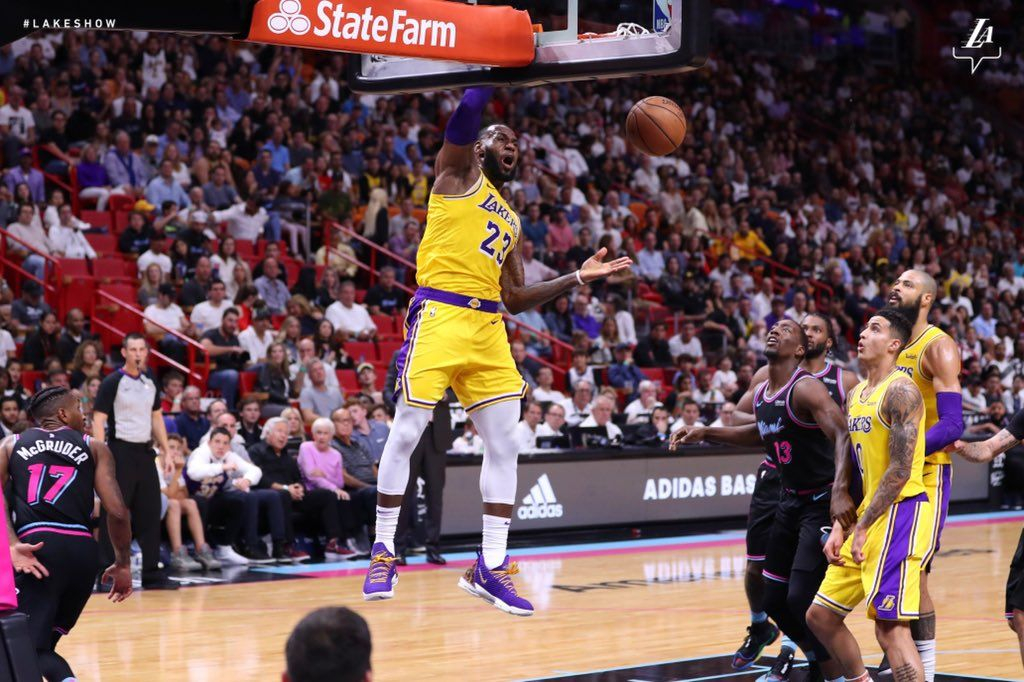 "Лейкерс" с Михайлюком в составе победили "Майами": видео