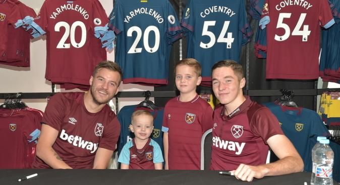 Травмированный Ярмоленко встретился с фанатами "Вест Хэма": фото Травмированный Ярмоленко встретился с фанатами "Вест Хэма": фото