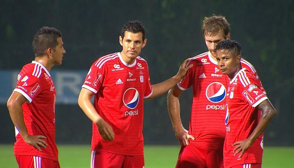 Колумбиец сумасшедшим ударом с 40 метров снял паутину с дальней девятки: видео Колумбиец сумасшедшим ударом с 40 метров снял паутину с дальней девятки: видео