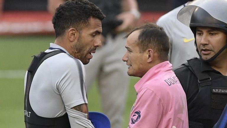 Тевес героически спас болельщика от разъяренных полицейских: видео Тевес героически спас болельщика от разъяренных полицейских: видео