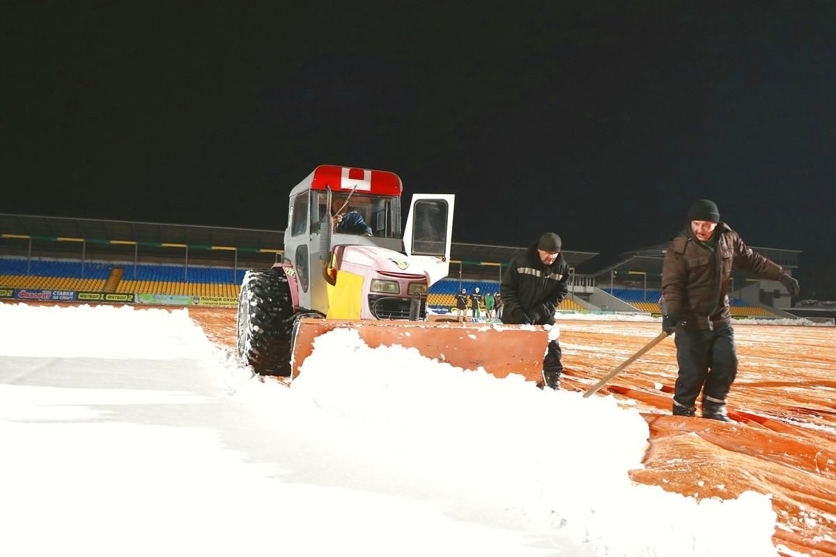 В "Олександрії" обіцяють, що газон буде готовий до матчу з "Динамо" попри снігопад